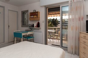 Room - Le Lavandou, Nice studio apartmentto rent for 2 people, garden view, direct access to the sea (LE LAVANDOU)