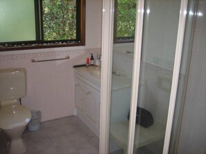 Shower, toilet paper - The Waters Edge Retreat (Inverloch)