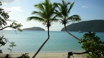 Chaises longues, serviettes de plage