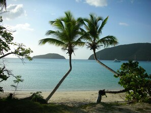 Aurinkotuoleja, rantapyyhkeitä