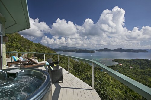 MOONGLOW COTTAGE  Spellbinding views, gentle breezes, starry nights.