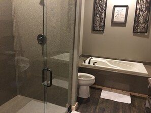 Towels, soap, toilet paper - 5 Bedroom Lodge in Illinois (Nebo)