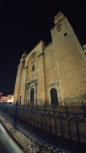 Un bâtiment historique doté d’une grande entrée en arc de cercle et d’un clocher.