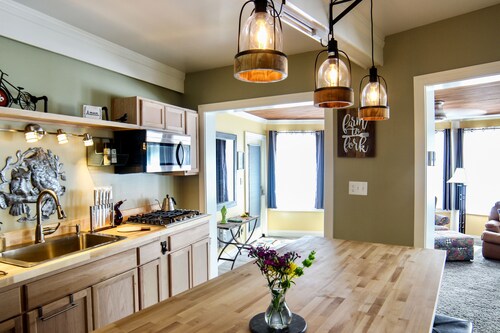 The Waterfall Suite Studio Apartment With Kitchen and Hot Tub!