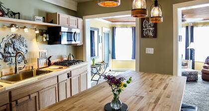 The Waterfall Suite Studio Apartment With Kitchen and Hot Tub!