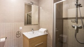 Baignoire, sèche-cheveux, serviettes fournies, papier toilette