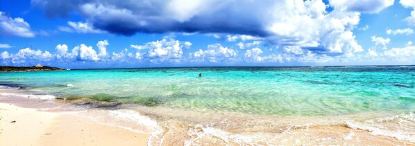 Accommodatie ligt op het strand, ligstoelen, strandlakens