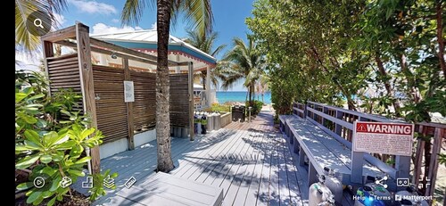 Beautiful Oceanside Townhome lush private complex