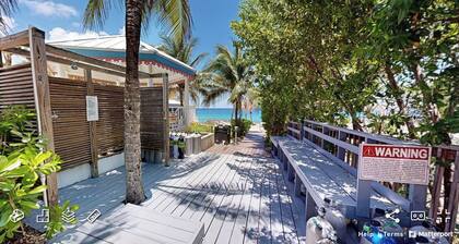 Beautiful Oceanside Townhome lush private complex