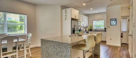 Refrigerador, microondas, horno, placa de cocina