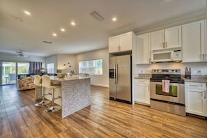 Een koelkast, een magnetron, een oven, een kookplaat