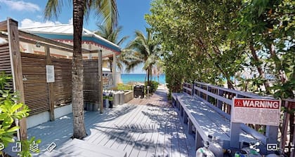 Beautiful Oceanside Townhome lush private complex