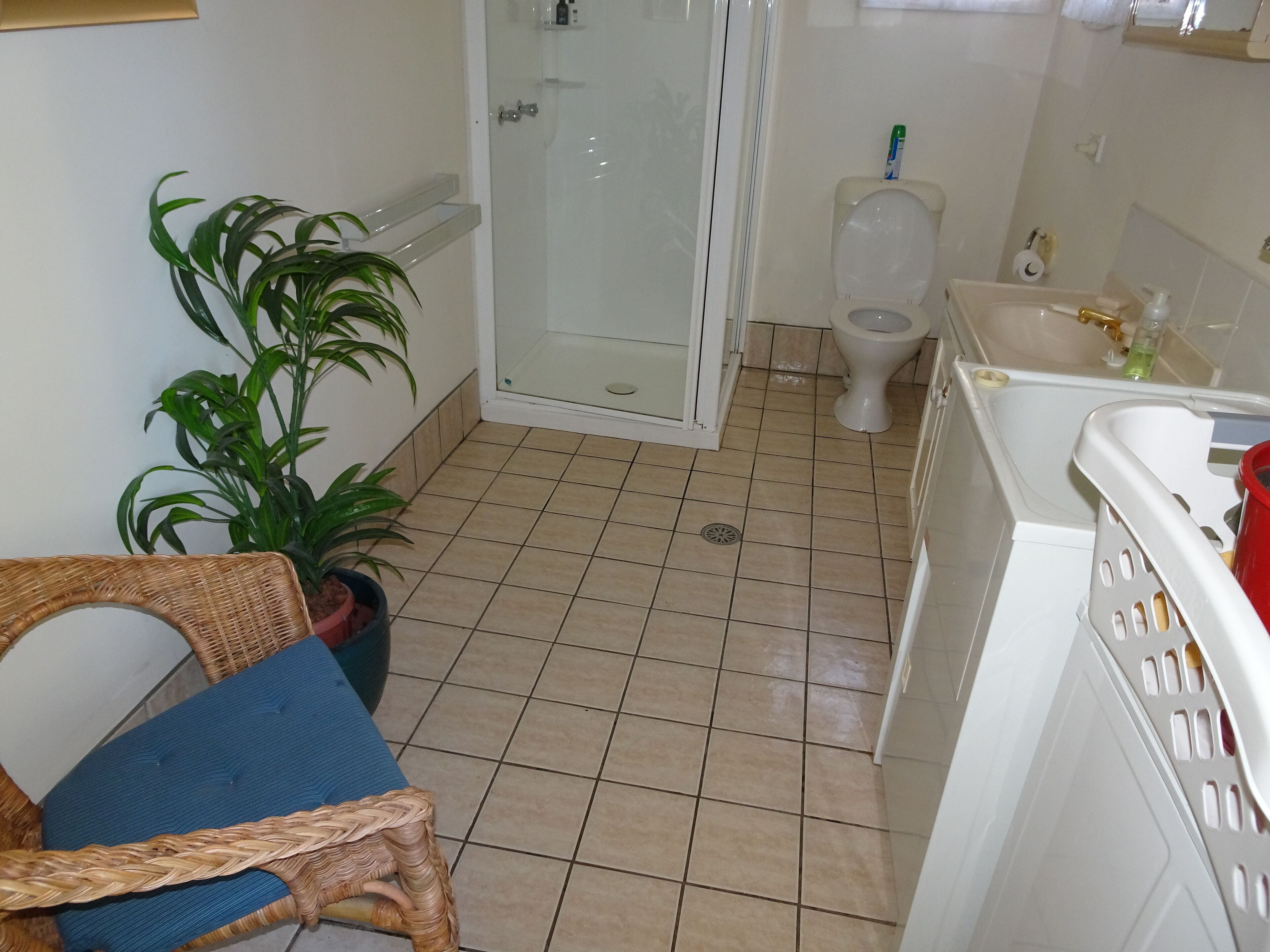 Dusche, umweltfreundliche Kosmetikartikel, Handtücher, Seife