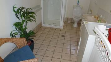 Dusche, umweltfreundliche Kosmetikartikel, Handtücher, Seife