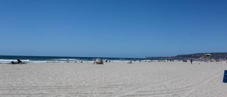 بالقرب من الشاطئ، كراسي للتشمس، مناشف للشاطئ