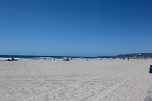 Plage à proximité, chaises longues, serviettes de plage