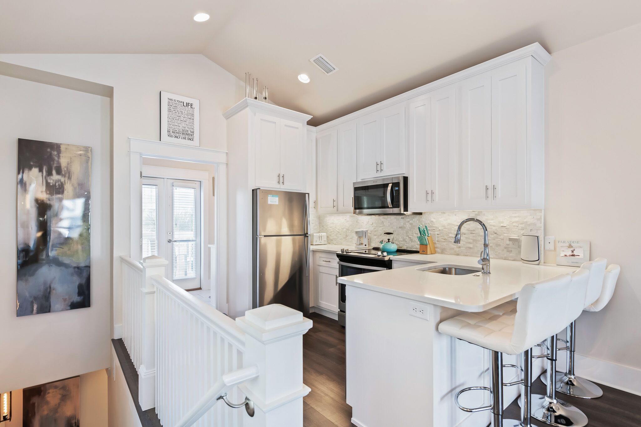 Modern, Fun Carriage Home 30A Light and Bright!Sleeps 4