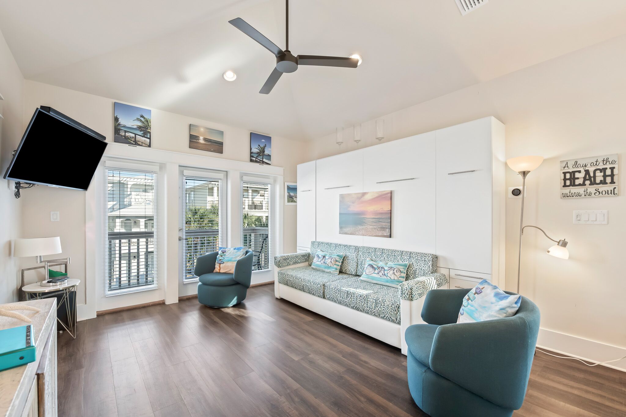 Modern, Fun Carriage Home 30A Light and Bright!Sleeps 4