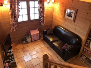 TV, caminetto, lettore DVD, tavolo da calcetto