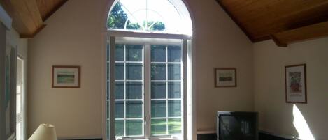 تلفزيون، ألعاب فيديو، مشغل دي في دي، تنس طاولة