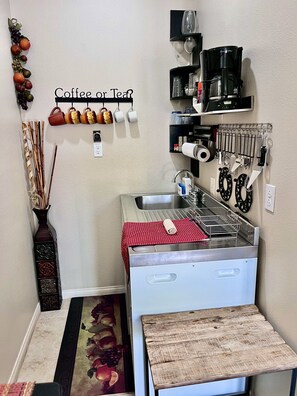 Réfrigérateur, micro-ondes, plaque de cuisson, cafetière/bouilloire