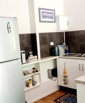 Microwave, oven, dishwasher, coffee/tea maker - The Possum Pad Yungaburra Village. Walk to Restaurants, Historic Pub  (Yungaburra)