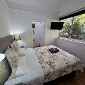 4 bedrooms, iron/ironing board, WiFi, bed sheets - The Possum Pad Yungaburra Village. Walk to Restaurants, Historic Pub  (Yungaburra)