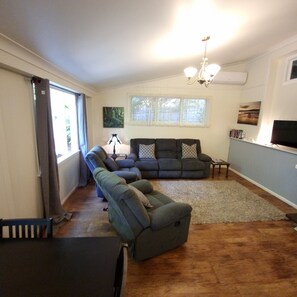 Smart TV, DVD player, books - The Possum Pad Yungaburra Village. Walk to Restaurants, Historic Pub  (Yungaburra)