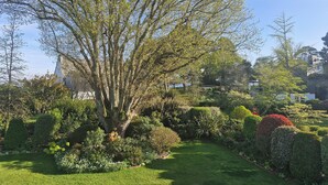 A well-maintained garden with a large tree, manicured lawns, and various shrubs. - Arradon appart T3 Gulf of Morbihan, gite, southern Brittany valves (Arradon)