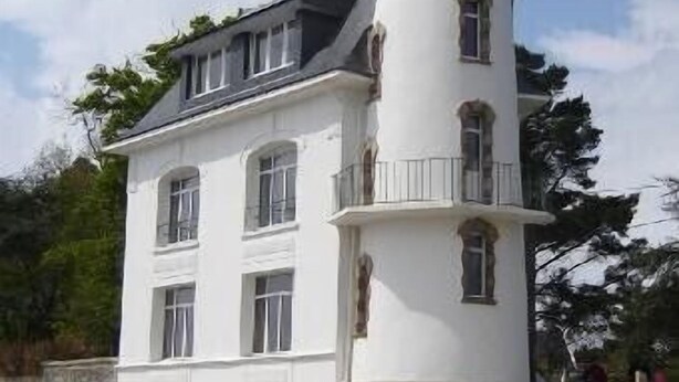 A white tower with a conical roof, a balcony, and a staircase leading up to the entrance. - Arradon appart T3 Gulf of Morbihan, gite, southern Brittany valves (Arradon)