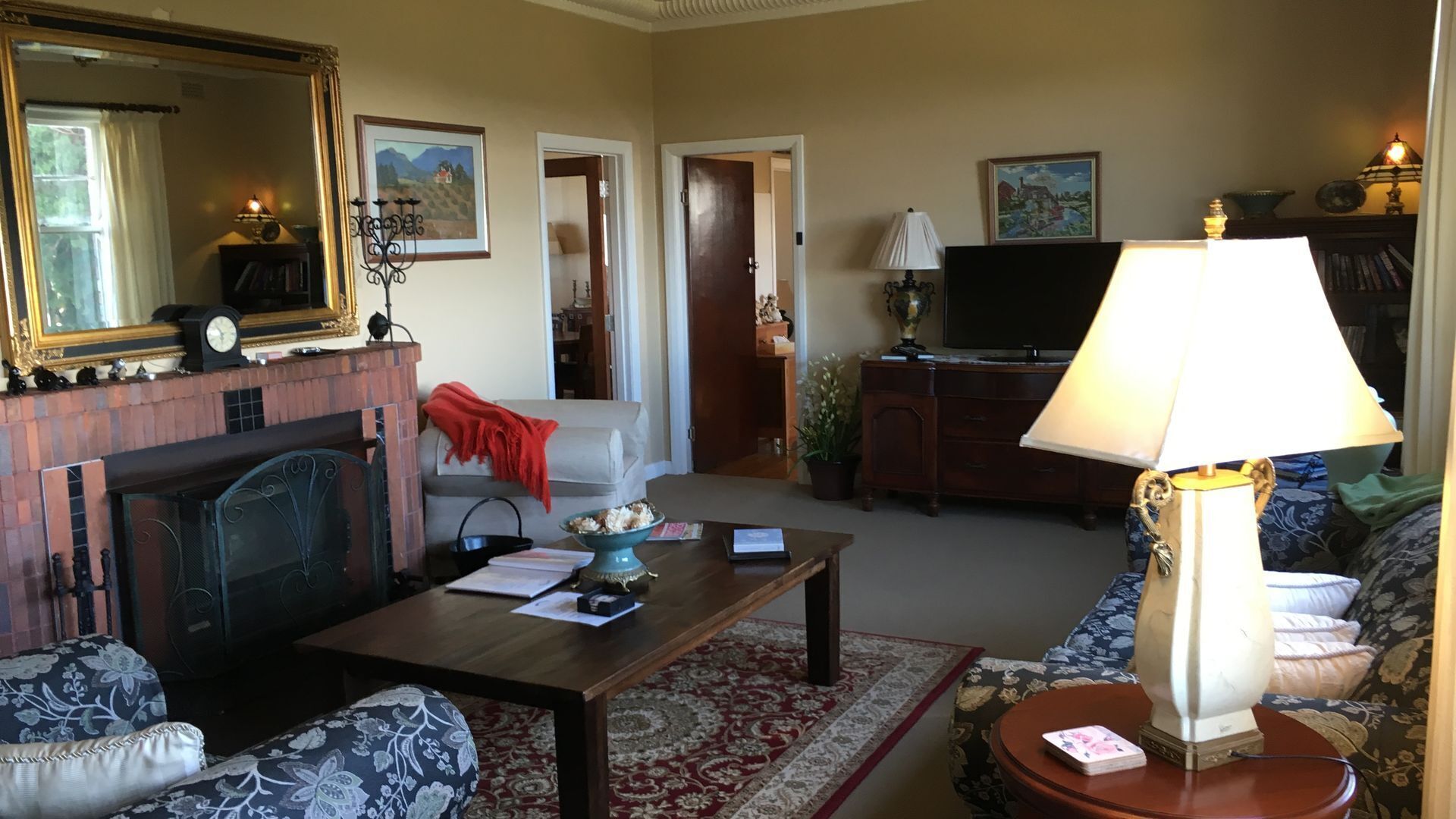 A cosy farmhouse getaway with picturesque views over rolling green pastures