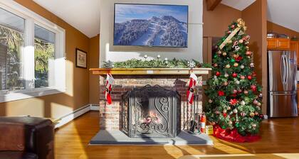 Beautiful 4-bedroom House and Treehouse 5 min to skiing, hiking, golf, biking.