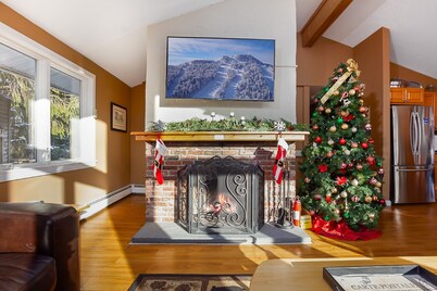 Beautiful 4-bedroom House and Treehouse 5 min to skiing, hiking, golf, biking.