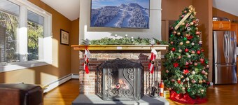 Beautiful 4-bedroom House and Treehouse 5 min to skiing, hiking, golf, biking.