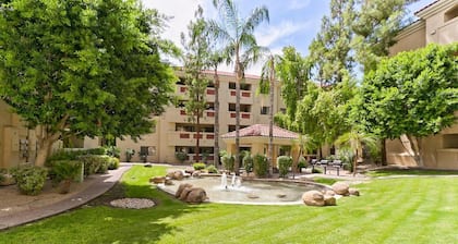 NEW! STUNNING 2 BD 2 BA RESORT STYLE CONDO IN THE AZ BILTMORE. MTN VIEWS!