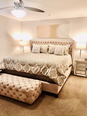 2 soverom, skrivebord, strykejern/-brett og reiseseng for barn