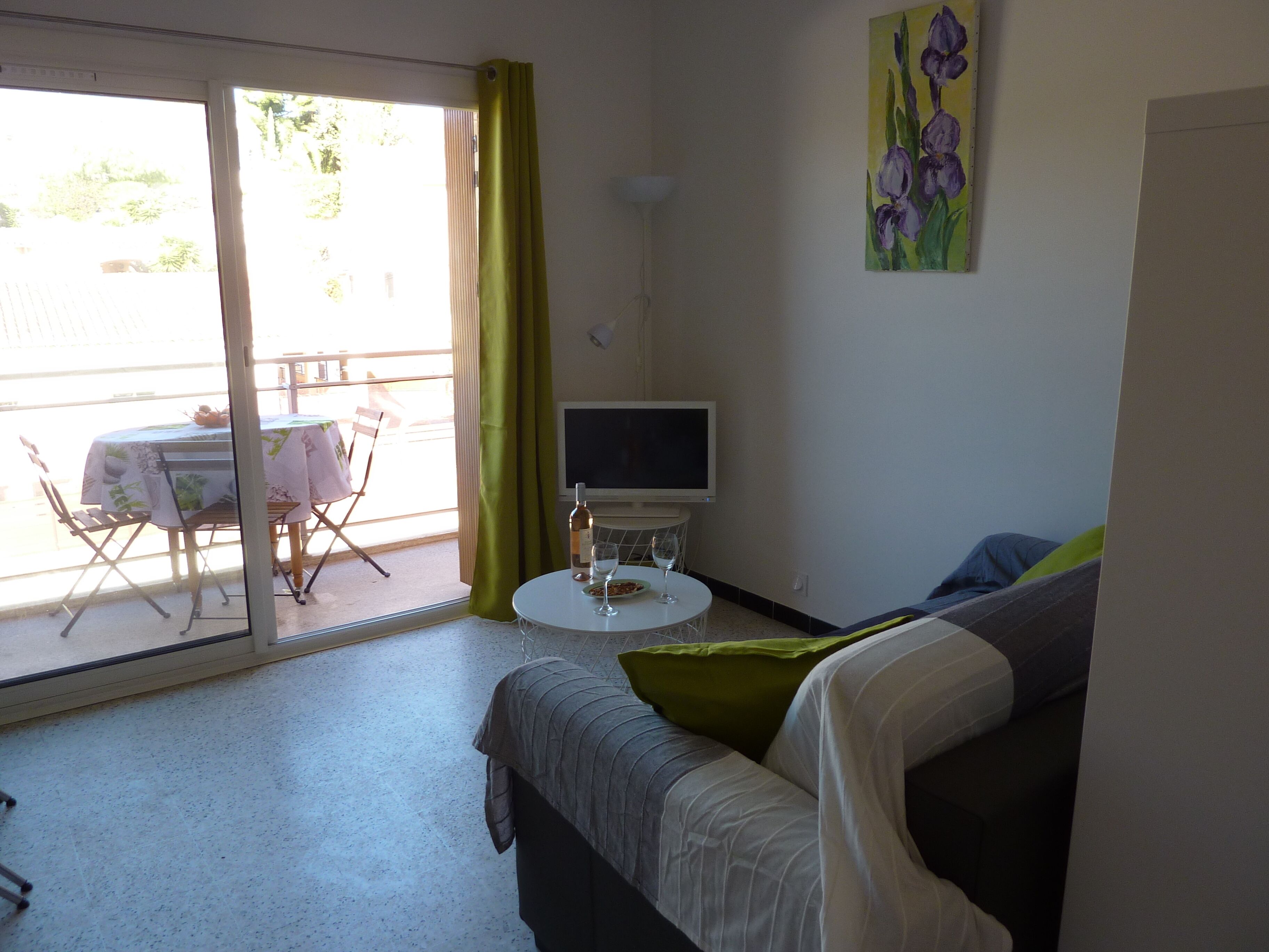 Charming studio with balcony, downtown but QUIET