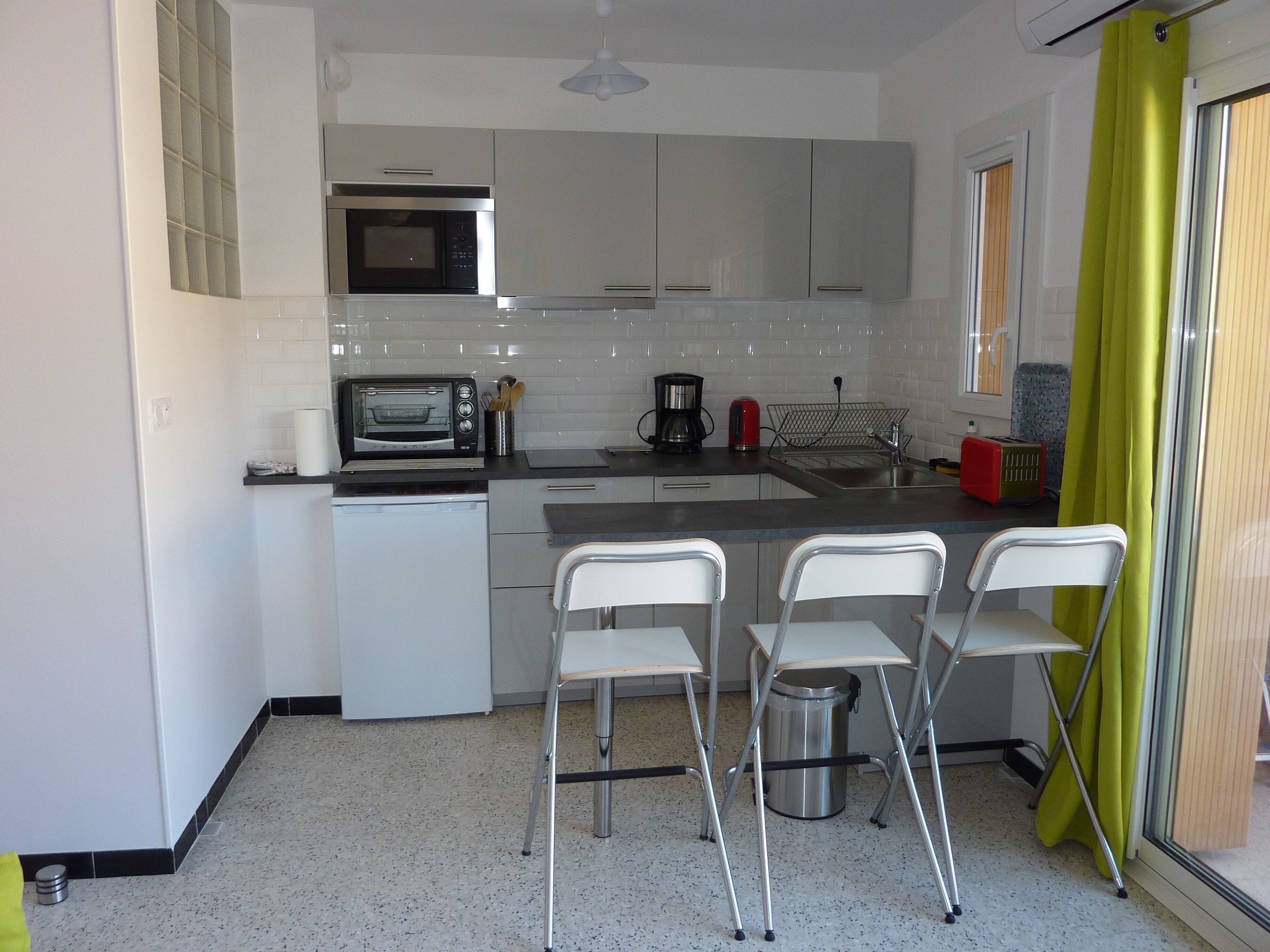 Charming studio with balcony, downtown but QUIET