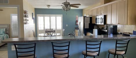 Réfrigérateur, micro-ondes, four, plaque de cuisson