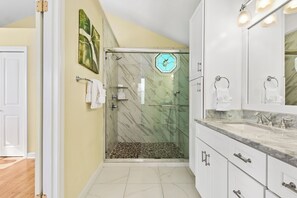 Combined shower/tub, hair dryer, towels