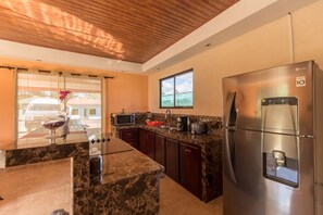 Een koelkast, een magnetron, een kookplaat