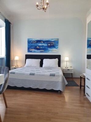 2 多间卧室、办公桌、熨斗/熨衣板、旅行婴儿床