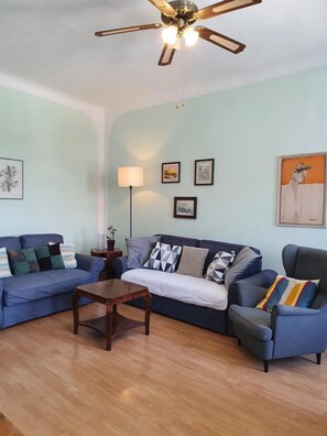 Televisor intel·ligent, reproductor de DVD i llibres 