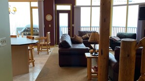 Un salon confortable avec un canapé, une table basse et un coin repas comprenant une table et des chaises.
