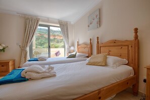 3 chambres, coffre-fort, fer et planche à repasser