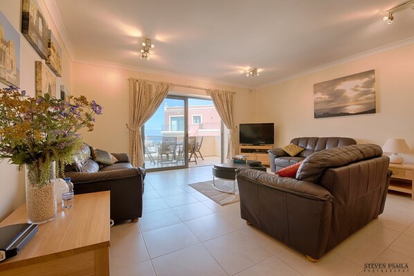 TV - Luxury Apartment 3 Bed-3 Bathrooms with Balcony, Pool, Seawiew (Il-Mellieha)