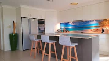 Kühlschrank, Mikrowelle, Ofen, Geschirrspüler