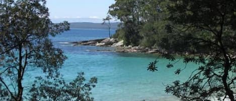 På stranden och solstolar