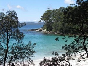 En la playa y camastros 