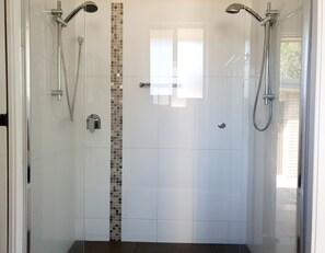 Baignoire, sèche-cheveux, serviettes fournies